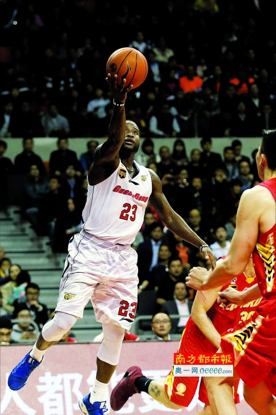 cba半决赛开打,广东队外援斯隆就迎来了爆发.南都记者黎湛均摄