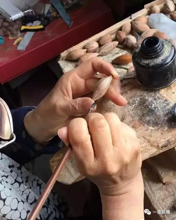 陈素英—核雕项目非物质文化遗产代表性传承人.