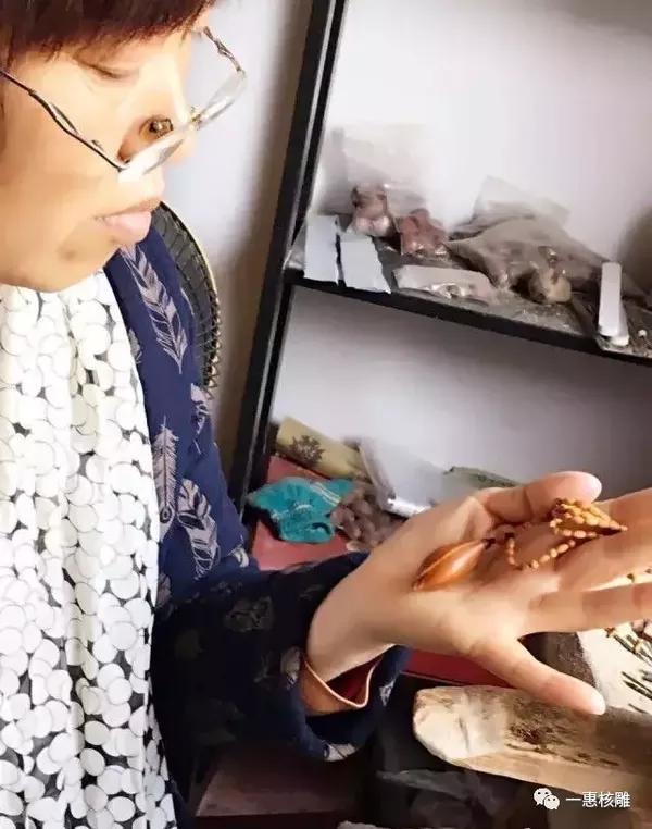 陈素英—核雕项目非物质文化遗产代表性传承人.