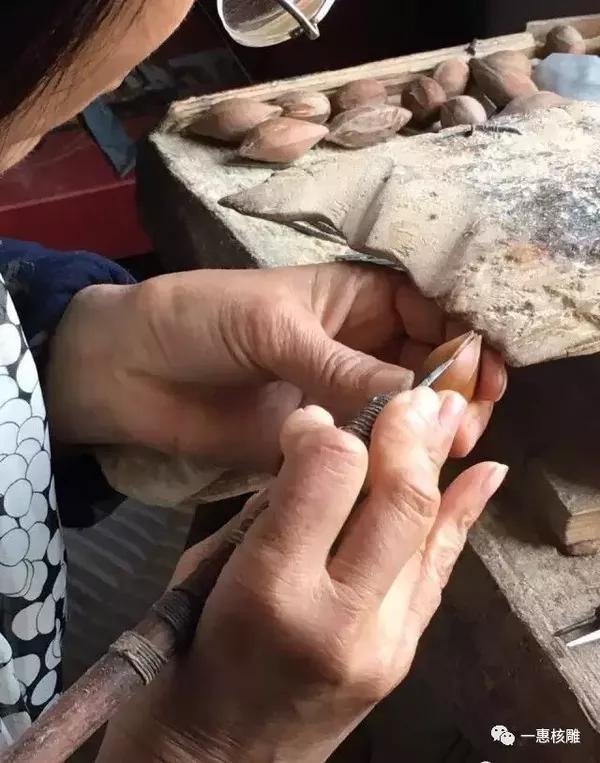 陈素英—核雕项目非物质文化遗产代表性传承人.