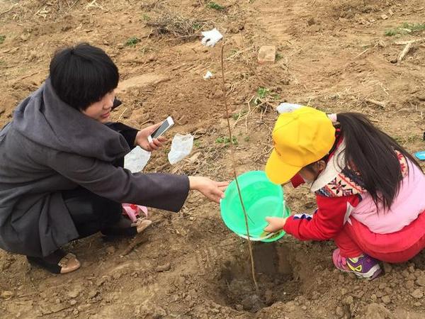 济宁大风车幼教集团举办"大手拉小手"植树活动