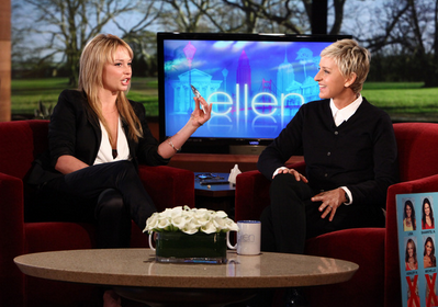 节目里有些著名的环节,比如明星读网友的恶毒推文/上街采访整蛊无辜