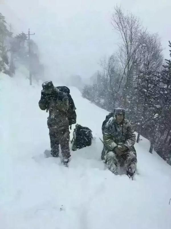 边防战士雪天站岗图片