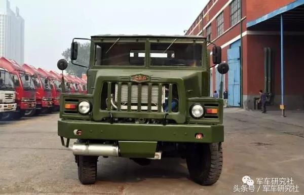 对越作战后凯旋队伍中的东方红lt665火炮牵引车通过中越边境友谊关