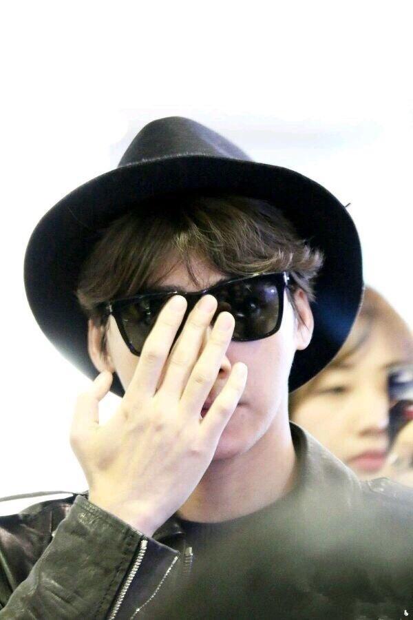 比如李易峰的手,指节分明,扶眼镜太苏