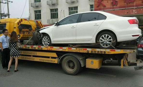 拖车这一说的,要不然每年交那么多车险干哈啊,除了交通事故中的理赔外