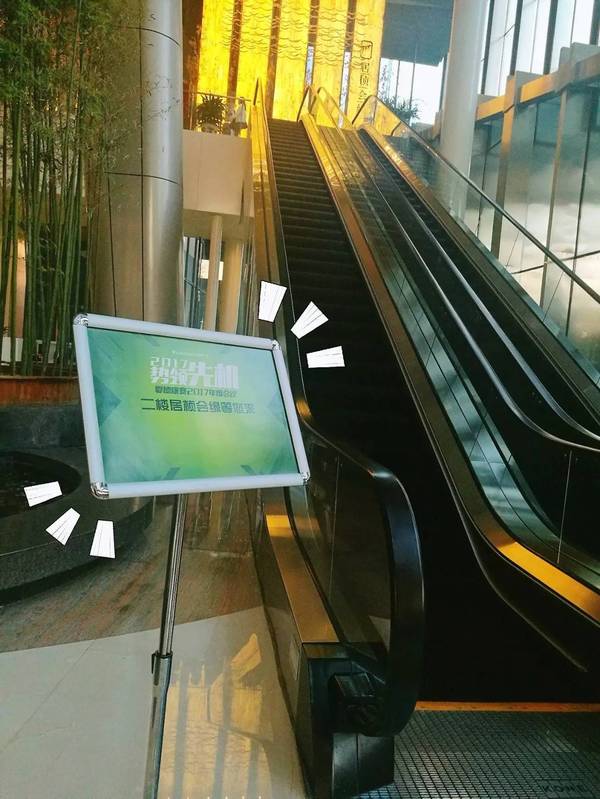 第一幕入场 麻烦找不到正门的同学看清楚这个牌子!靠右站立上电梯,ok?