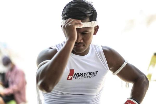 泰拳王播求徒手登山霸气十足,向一龙三番战示威