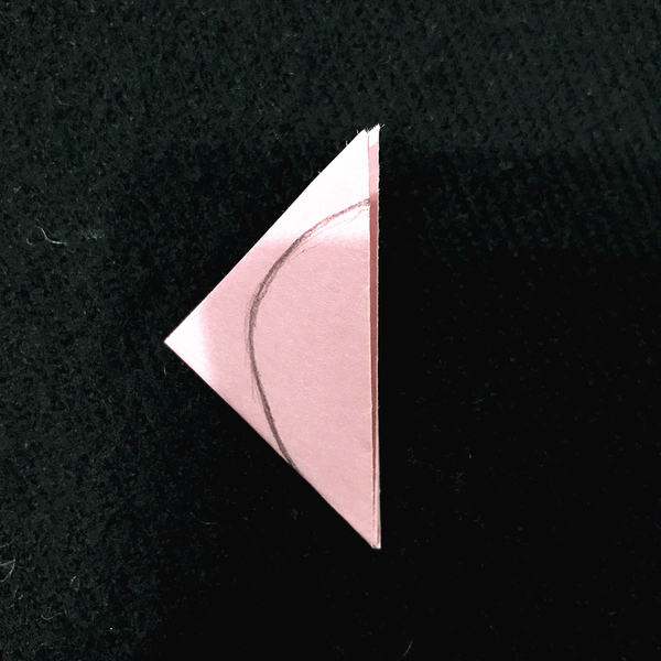 画出图中的弧线,用剪刀剪下.