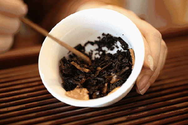 热水煮茶:冲泡至尾水再煮茶底 这种煮茶方法也是比较多人采用的,先把