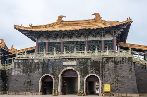 京城区的建筑气势雄伟,富丽堂皇,有皇宫,大相国寺,樊楼,高俅府等.