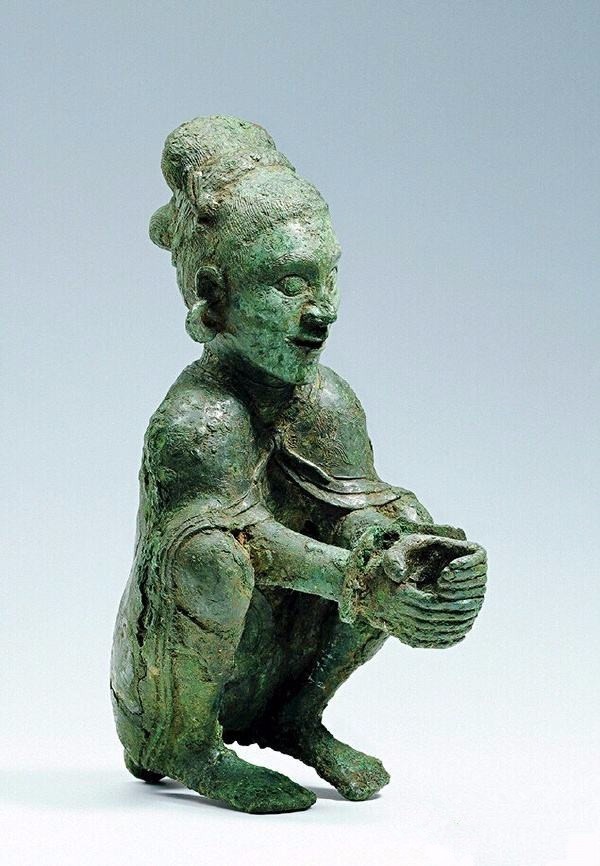 西汉 踞坐跣足女性铜俑(高27.5厘米 晋宁石寨山出土)