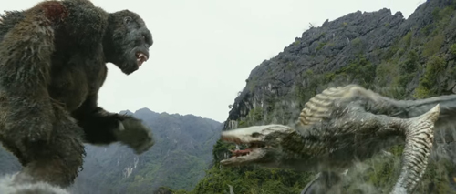 《金刚》曝"巅峰对决"片段 金刚大战骷髅爬虫