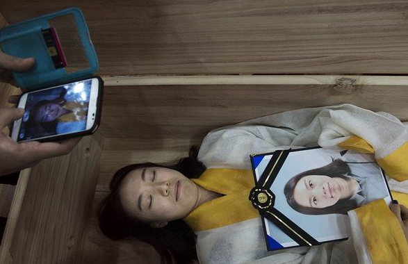 城会玩!韩国棺材学院穿寿衣入殓体验死亡