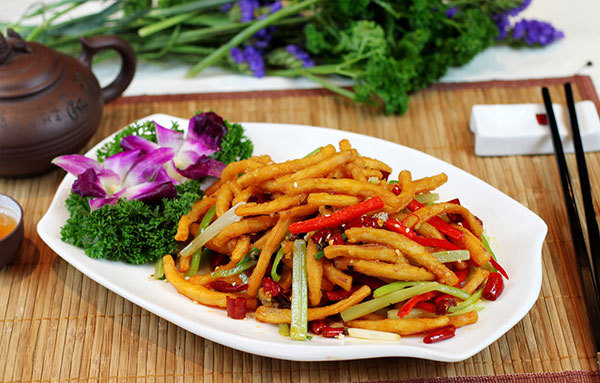 即放入肉丝合炒,再加入豆芽炒匀,最后放川盐,酱油,炒出香味, 加味精