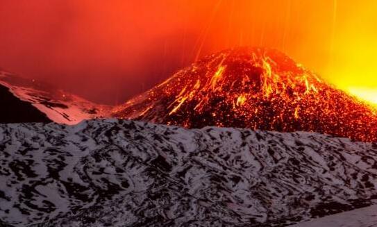 據外媒報道,位於意大利西西里島的埃特納火山於當地時間16日爆發.