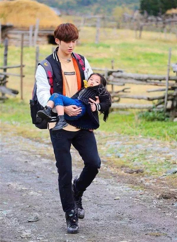 伊能静晒老公抱娃出街,样子太帅!但这种姿势对孩子真的好吗?