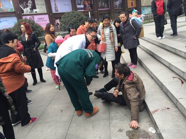 穿着简陋的中年男子突然站立不稳摔倒在地,后脑勺撞击台阶受伤出血