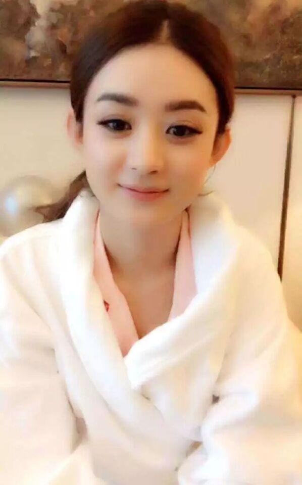 赵丽颖白色大睡衣,玩自拍,一样可爱动人