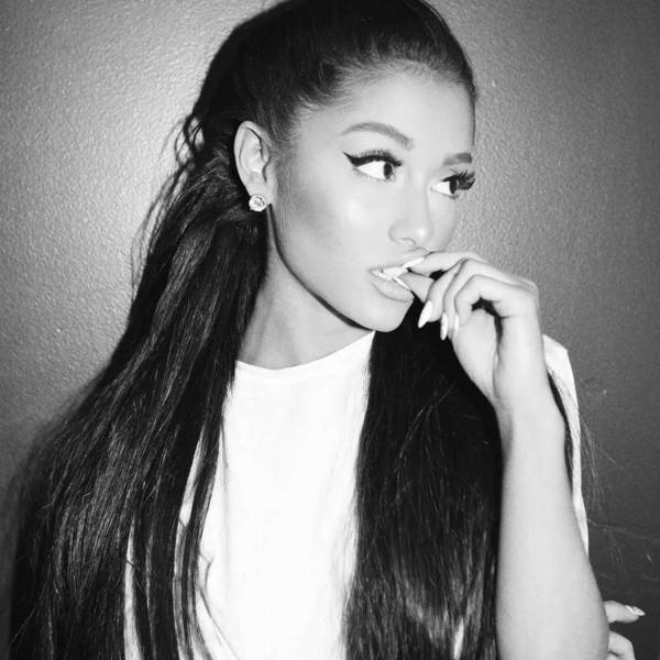 a妹ariana grande新照确定不是在cos麻辣鸡nicki minaj?