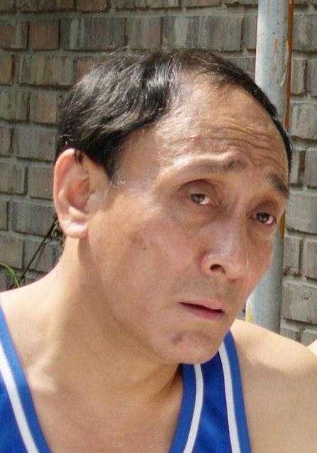 杨议力捧他走红被喊大哥多年为一角拿t恤换背心