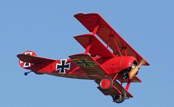 飞机这个红色男爵这个皮肤相信大家都见过,是一个传说级别的皮肤,非常