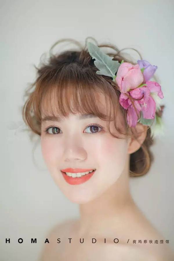 via 荷玛彩妆造型馆 森系蛋卷刘海 森系蛋卷刘海,显得俏皮灵动,活力
