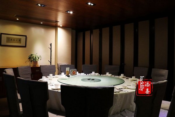 新榆园餐厅最大的包厢在一楼,可以容纳15人就餐,餐厅也承接婚宴,因为