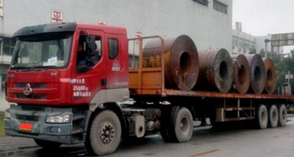 在公路上,重型卡车作为载重量最大,运输效率最高的货车,那我们就一