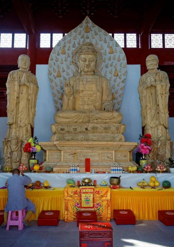 见到某寺庙里的木雕佛像,竟是全木雕刻拼接而成