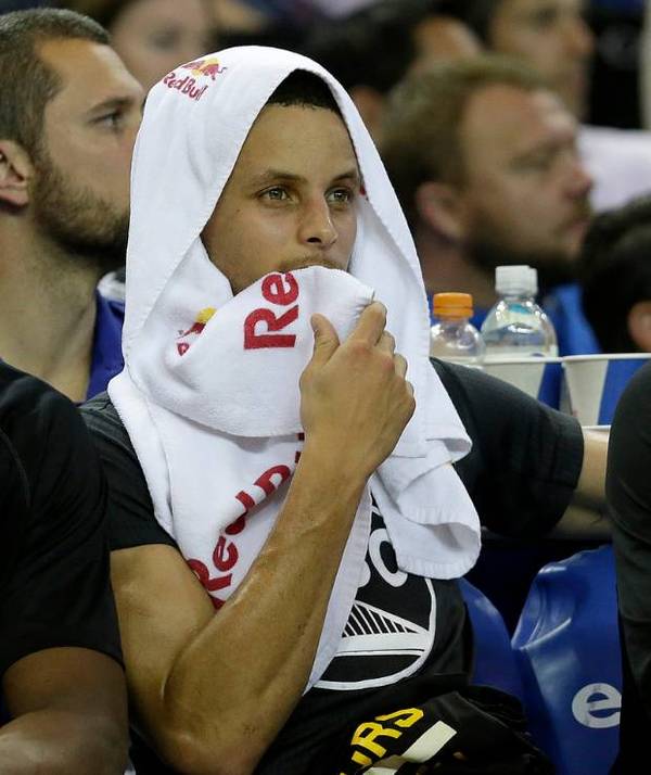 妩媚娇羞还有霸气!盘点库里的"毛巾情结"