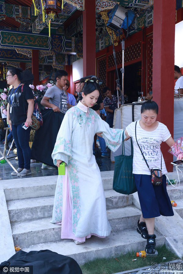 杨紫横店拍摄古装戏 穿上这双鞋感觉不会走路了