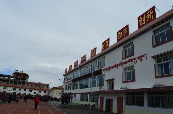 在阿坝县民族寄宿制小学里,我们所见到的是关于阿坝县的那些孩子们