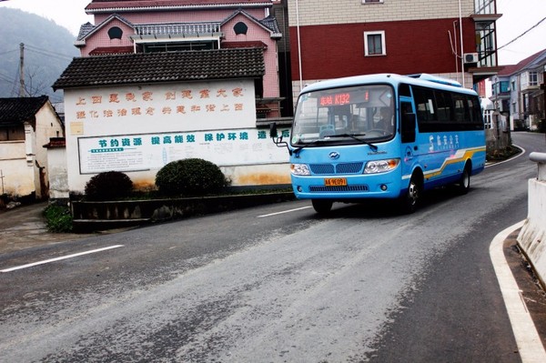 干净整洁的公交车站