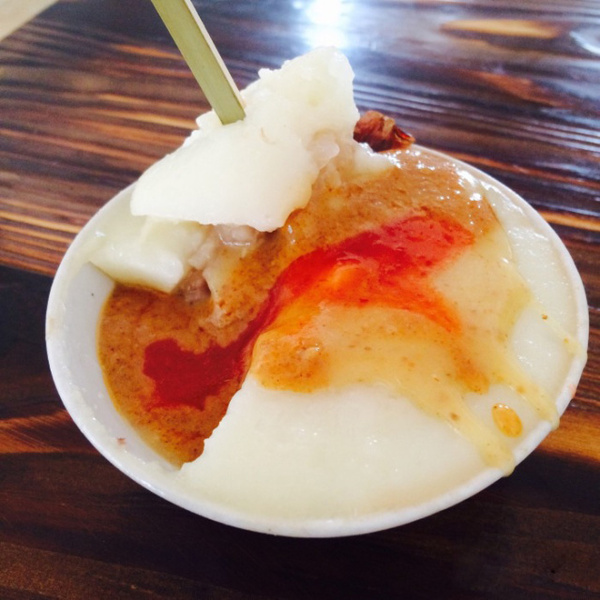 他家以碗仔粿出名,碗仔糕的中央放了鹌鹑蛋,肉末和香菇.