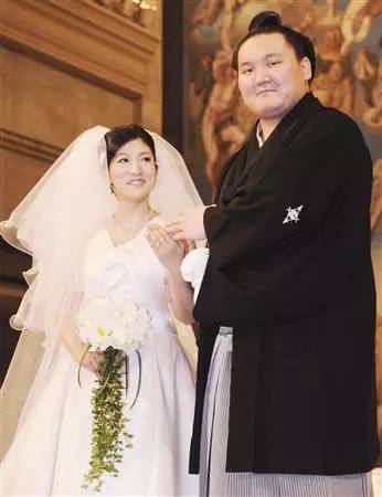 解除婚约三年后,贵乃花娶了美女主播河野景子.