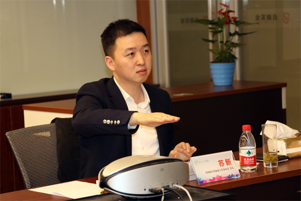 图为:全国新生代温商工作委员会会长苏新发言,布署