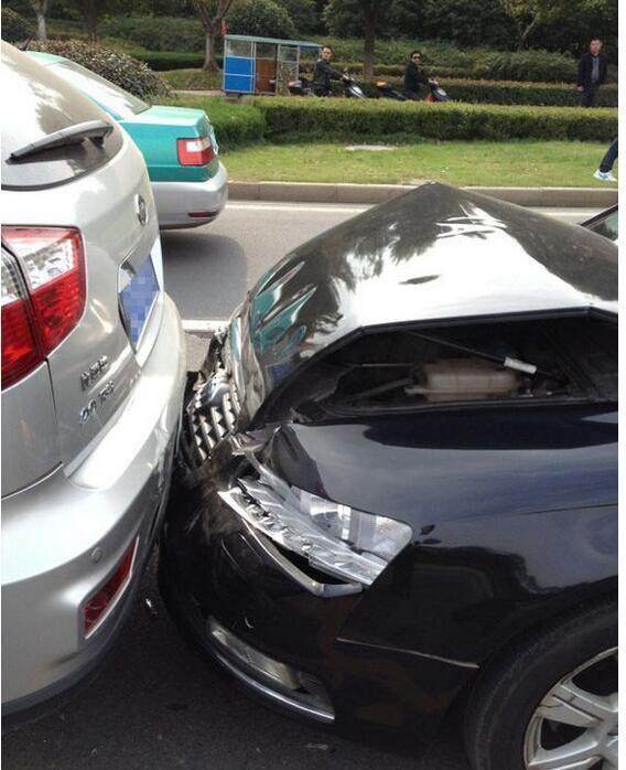 比亚迪s6发生车祸,车主事后不哭反笑?