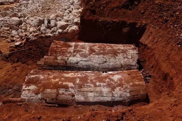 遗憾:蒙自明代古墓曾被盗 出土墓志铭和随葬品11件