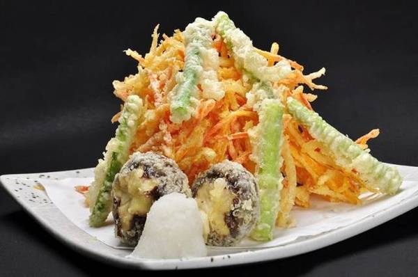 天妇罗是一道由蔬菜作原料的油炸日本料理.