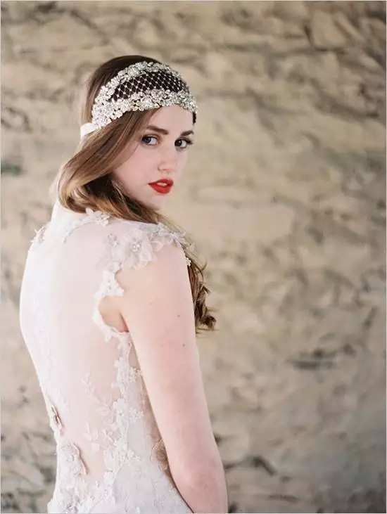 解救剪刀手狂魔,10款经典拍照pose教你制胜朋友圈