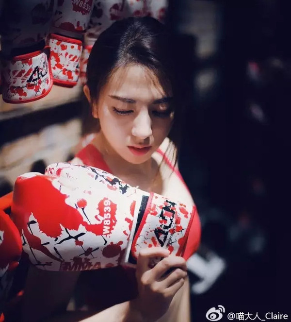 解救剪刀手狂魔,10款经典拍照pose教你制胜朋友圈