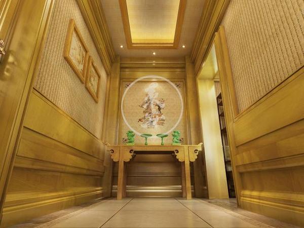 入户映入眼帘的是一套别致的博古架,精美的造型,优雅而有质感,沉稳中