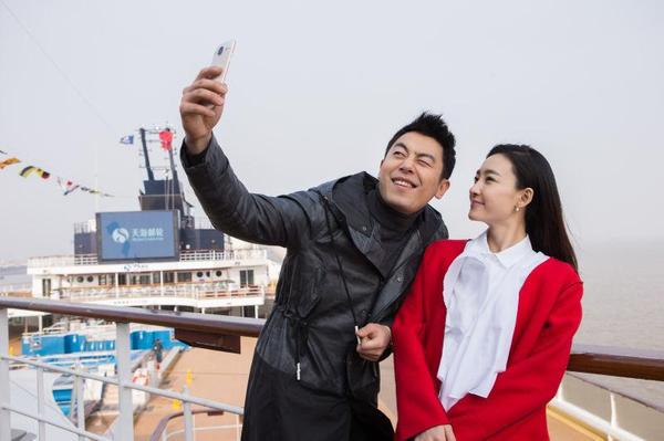 《漂洋过海来看你》剧照 朱亚文与王丽坤用美图手机自拍
