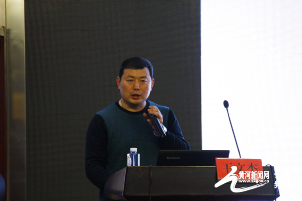 图为:河南省人民医院重症医学部副主任王文杰演讲"腹腔侵袭性念珠菌