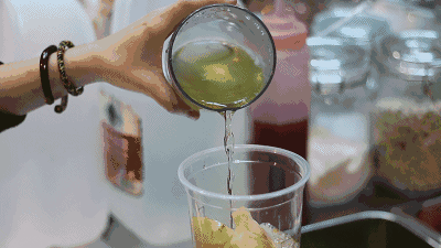 用半斤水果才能做出一杯的水果茶,兑换一杯还有一杯!