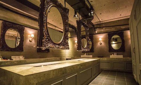 专为妹子打造的洗手间 可以轻轻松松的 补妆 再也不用担心和男神约会