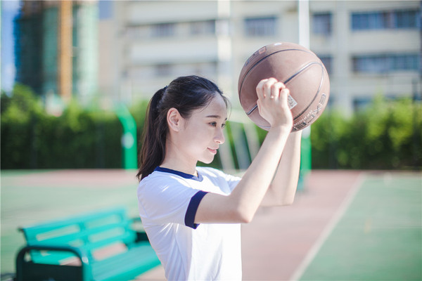 学校操场上喜欢运动的青春美少女同学!