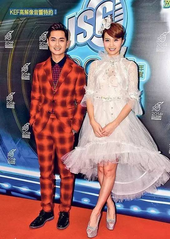 不过,现在的吴若希,已经和圈外男友alex有了一个即将诞生的女儿