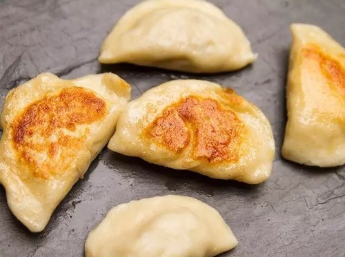 他们用洋葱,牛肉,番茄,荷兰芹菜做馅,饺子皮不是擀的,而是用手压成长